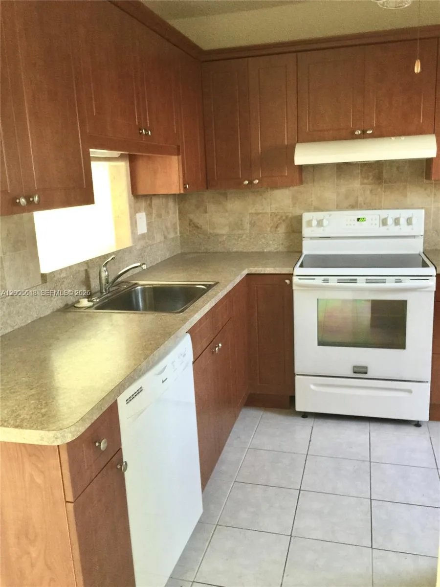 5041 W Oakland Park Blvd # 110, Lauderdale Lakes, FL 33313 photo 2