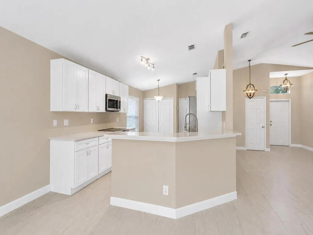 962 E 13th Square, Vero Beach, FL 32960 photo 2