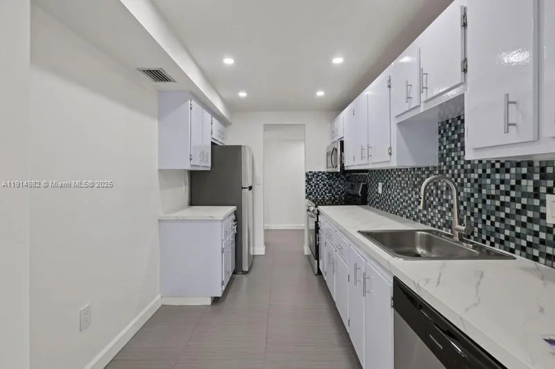 4174 Inverrary Dr # 902, Lauderhill, FL 33319