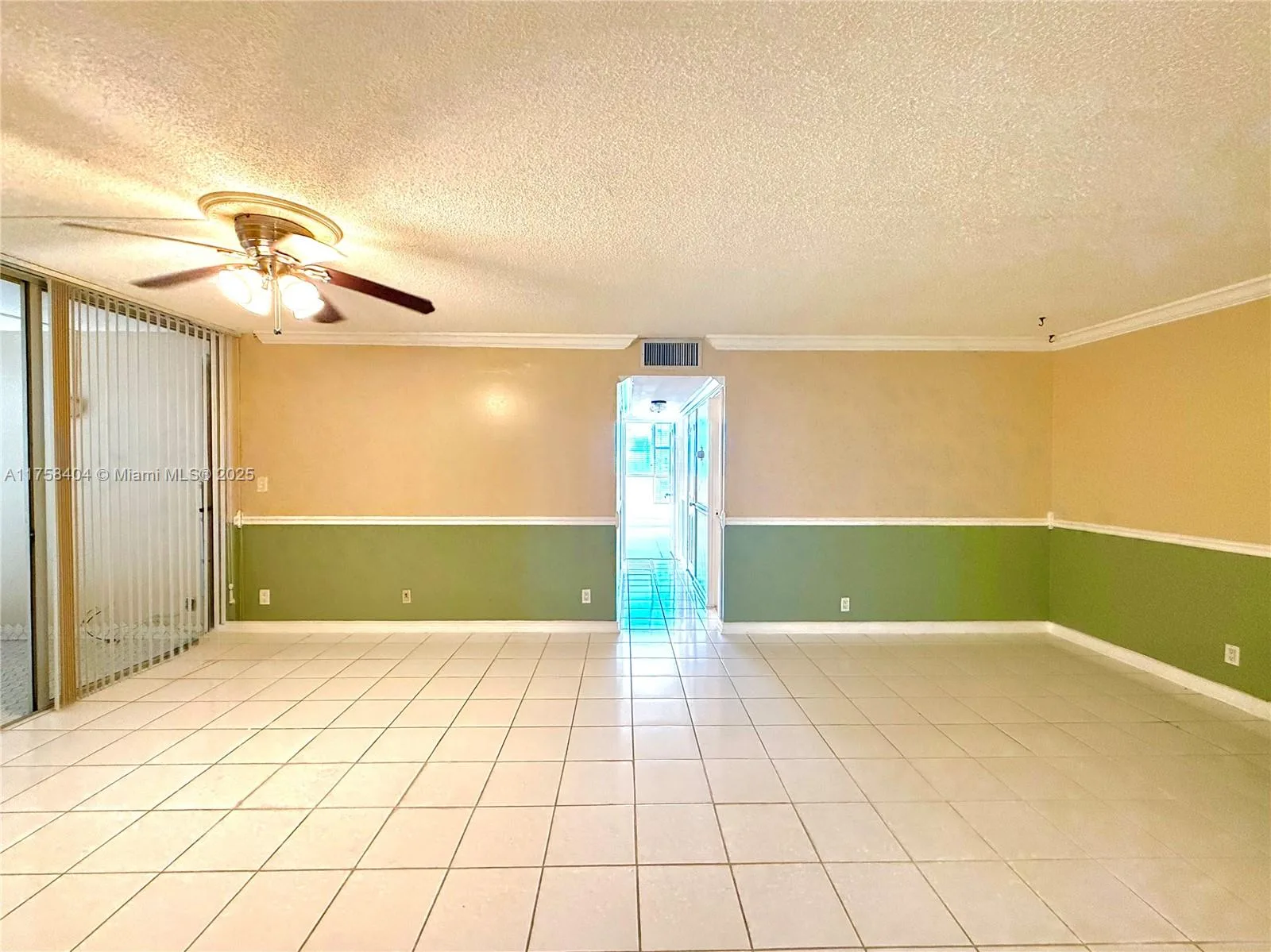 920 NE 199th St # 4J, Miami, FL 33179 photo 2
