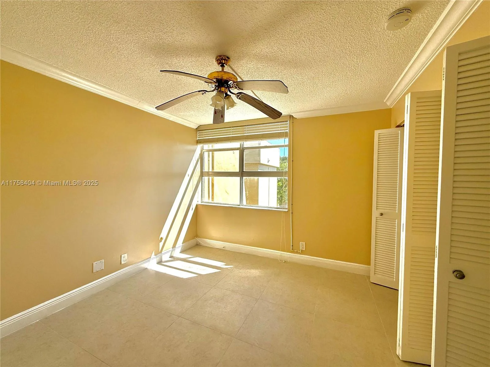 920 NE 199th St # 4J, Miami, FL 33179 photo 9
