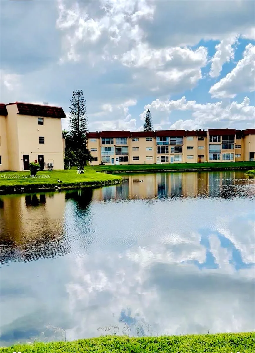 8881 Sunrise Lakes Blvd # 108, Sunrise, FL 33322