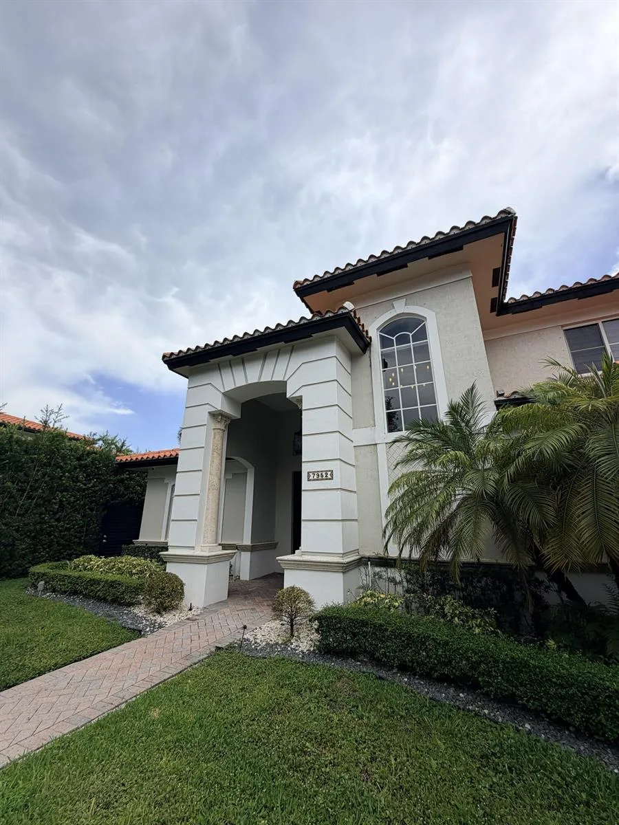 7952 NW 161ST Terrace, Miami Lakes, FL 33016 photo 2