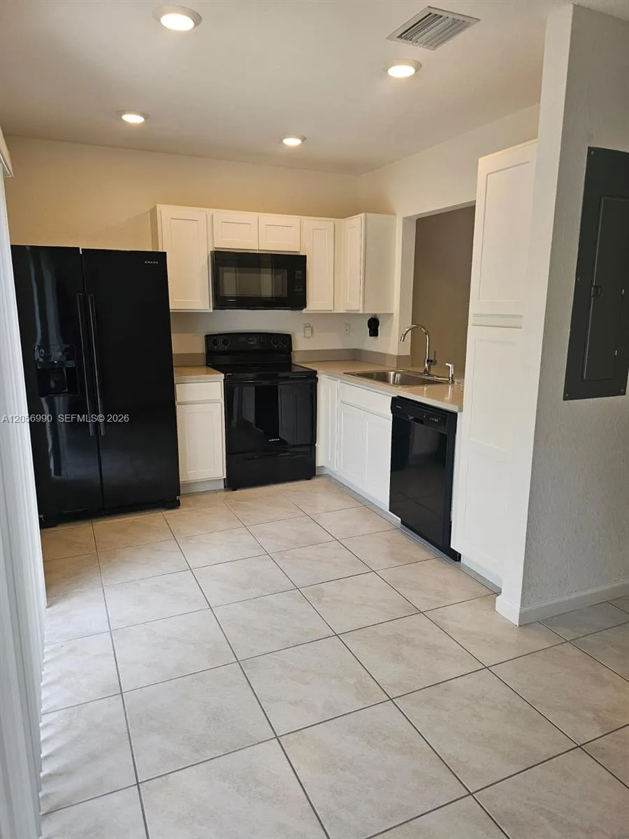 561 NE 5th St, Florida City, FL 33034 photo 3