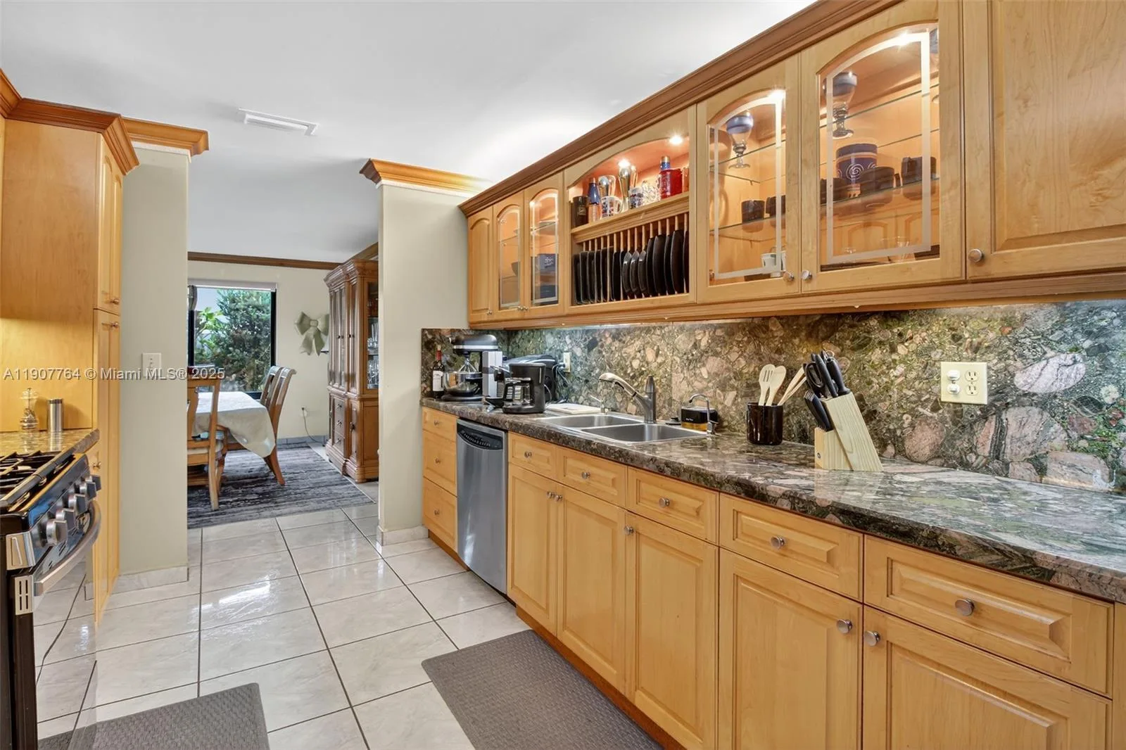 15010 Dunbarton Pl, Miami Lakes, FL 33016 photo 7