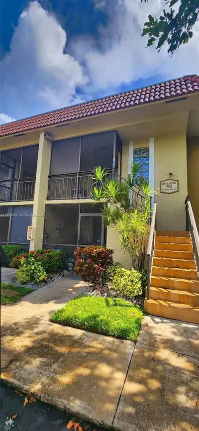 RACQUET CLUB APARTMENTS