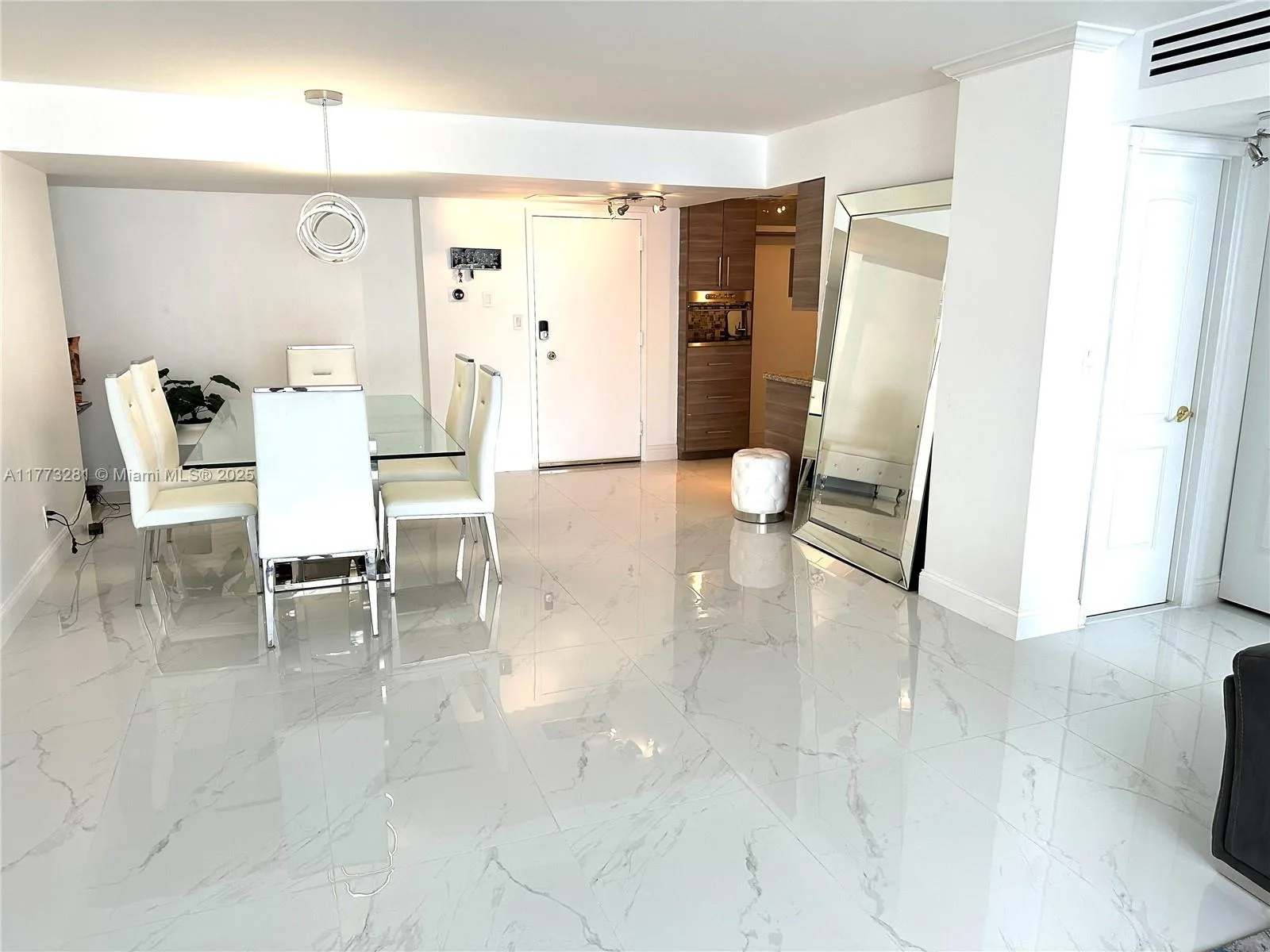 427 Golden Isles Dr # 5G, Hallandale Beach, FL 33009 — zdjęcie 3