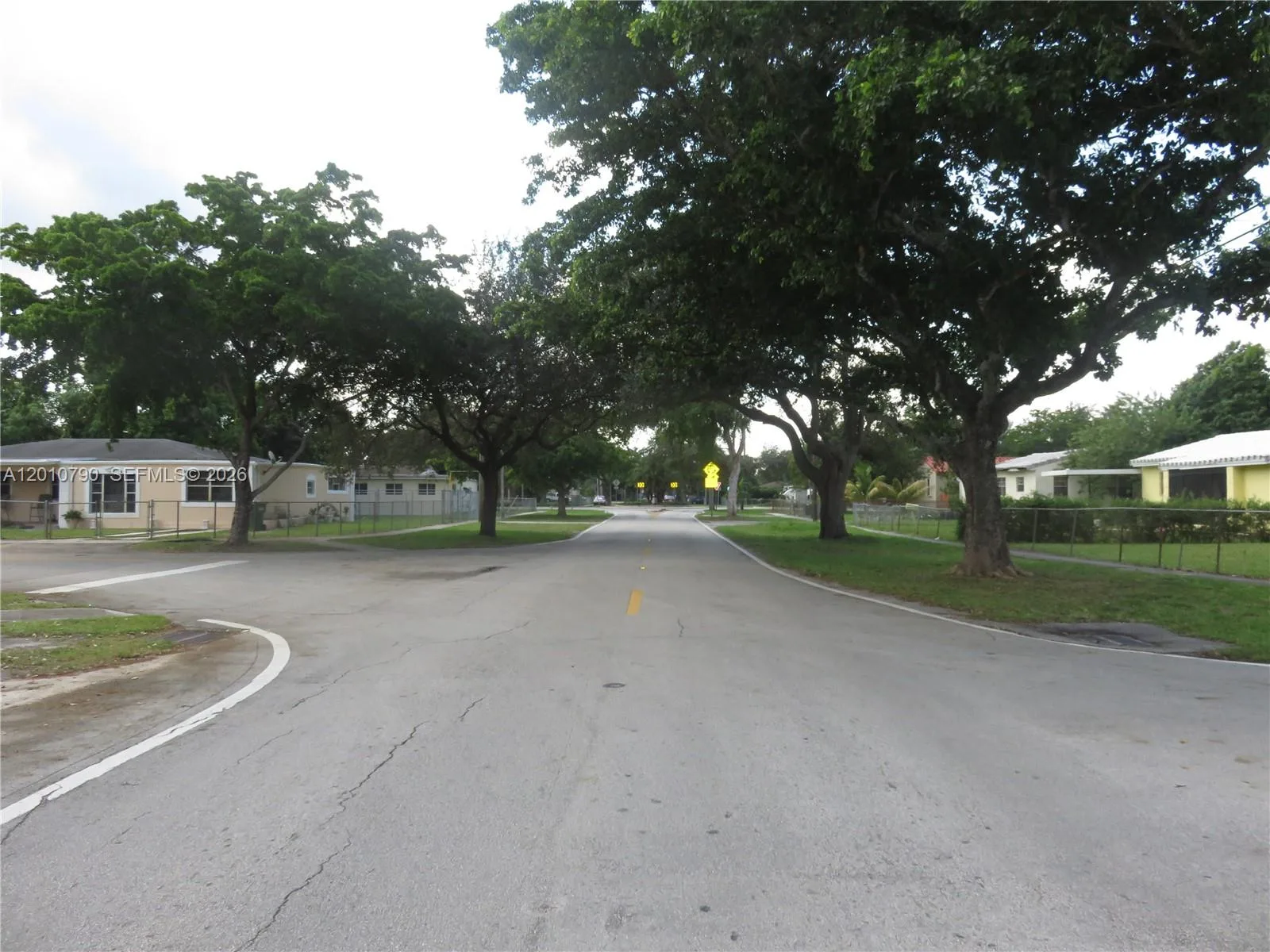 8277 NW 191st Ln, Hialeah, FL 33015