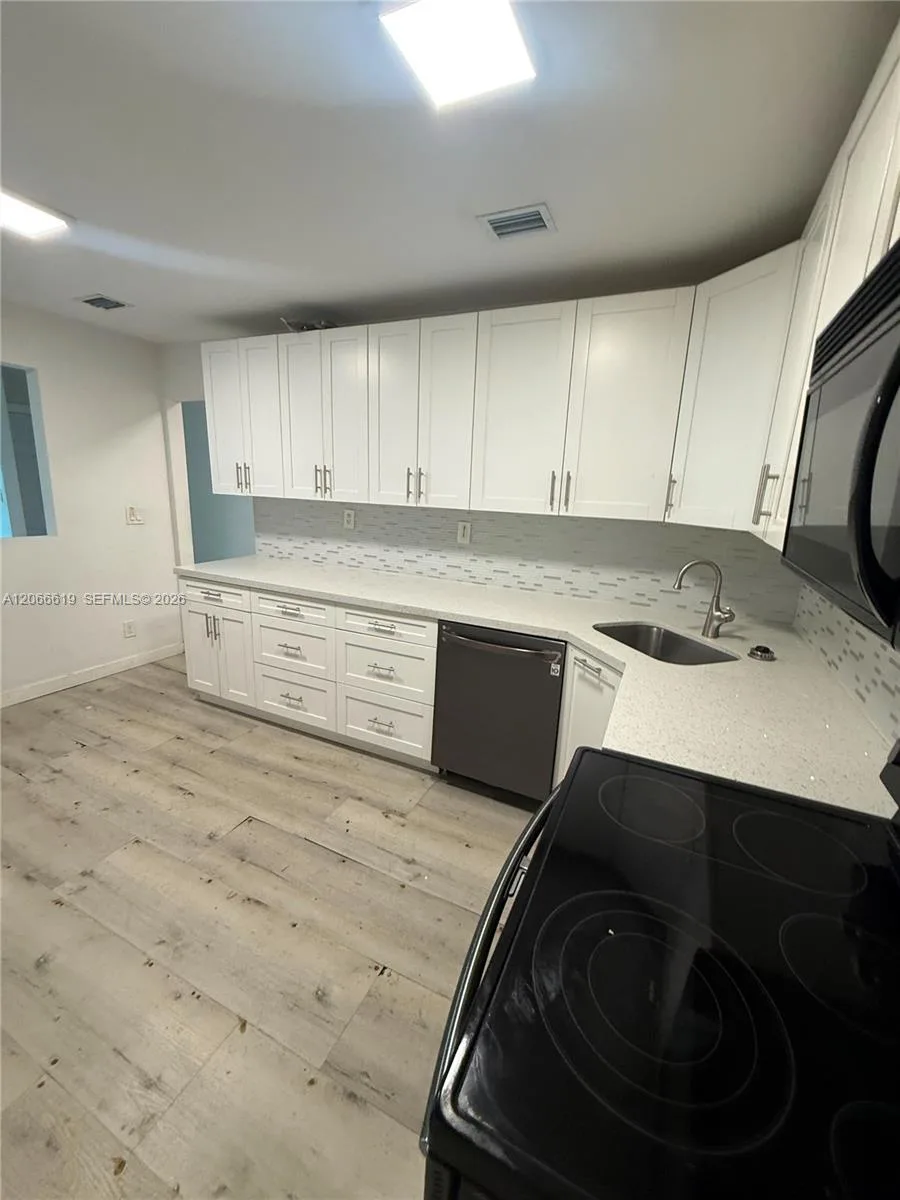 2910 NW 6th Ct, Pompano Beach, FL 33069 photo 2