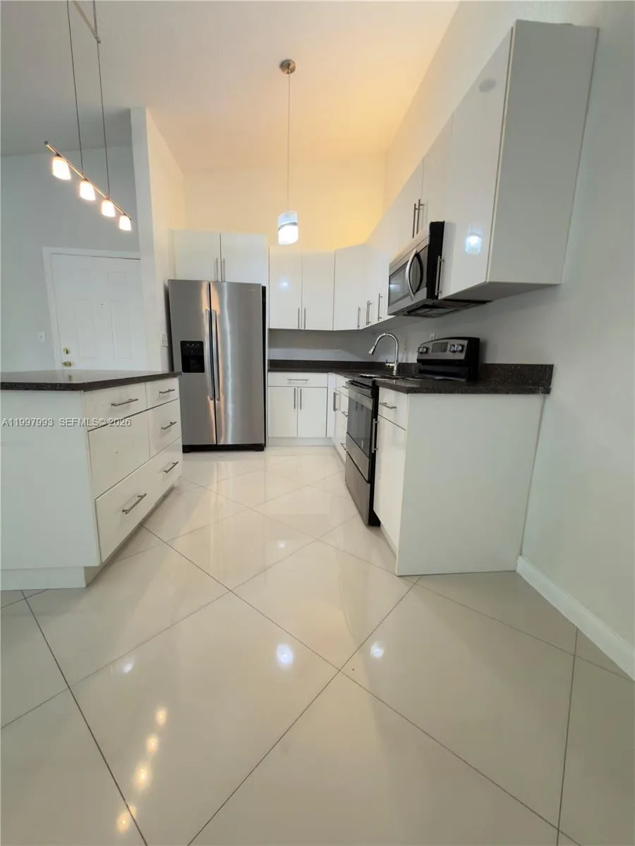 907 NE 199th St # 204, Miami, FL 33179 photo 6