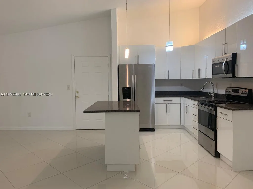 907 NE 199th St # 204, Miami, FL 33179 photo 7