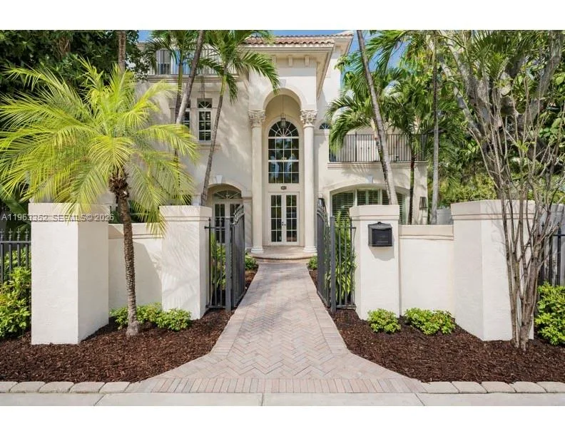 827 SE 2nd Ct, Fort Lauderdale, FL 33301 photo 2