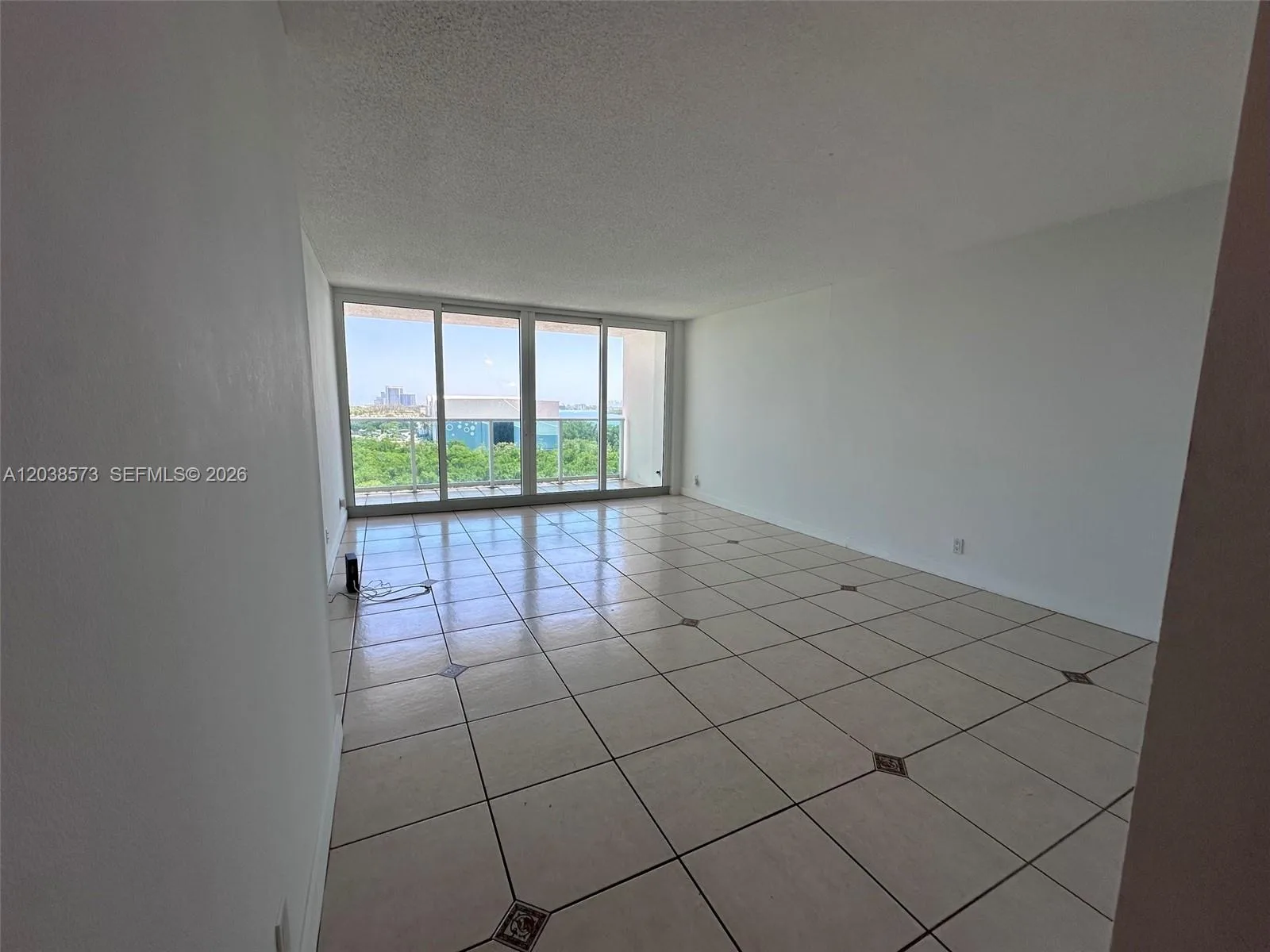 100 Bayview Dr # 823, Sunny Isles Beach, FL 33160