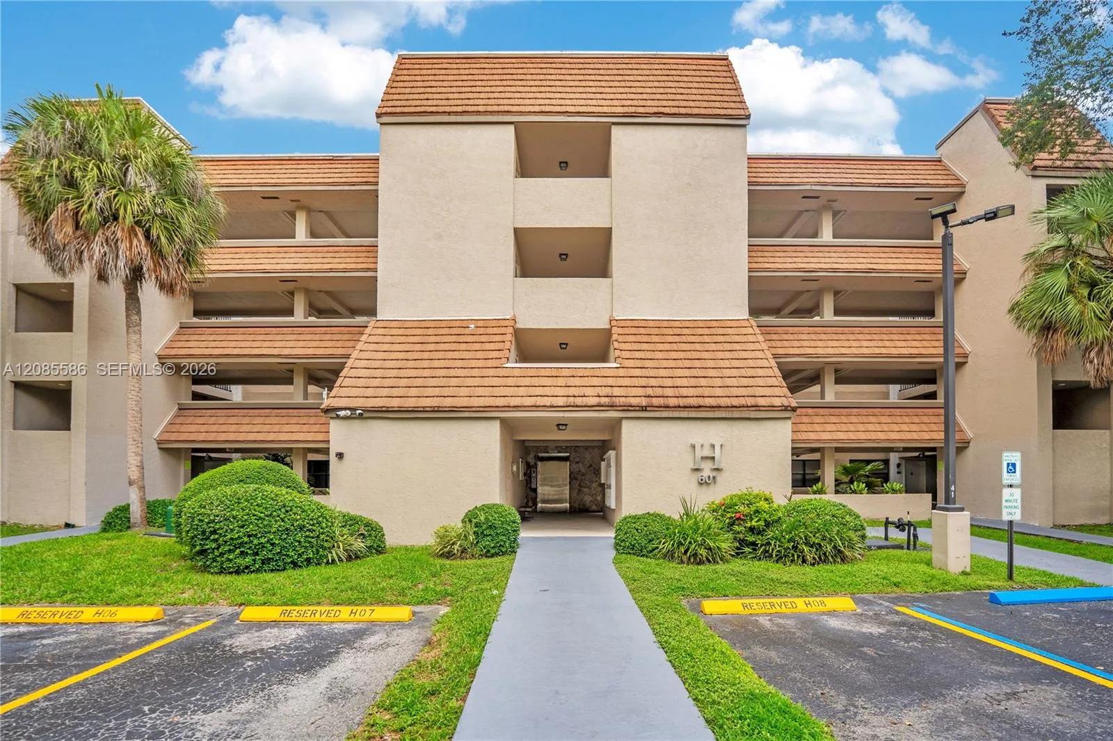 601 Ives Dairy Rd # 105-8, Miami, FL 33179