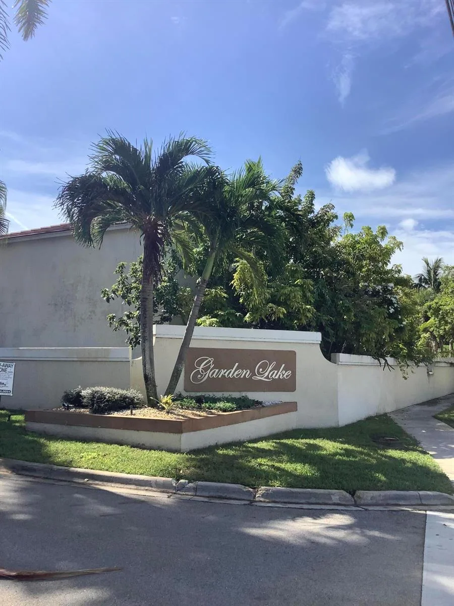 201 SW 98th Terrace, Pembroke Pines, FL 33025