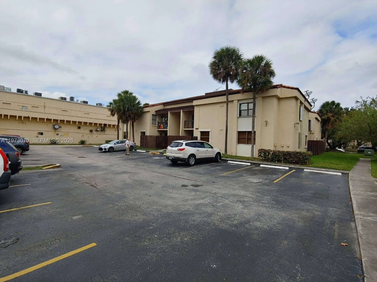 690 W Park Dr # 2-204, Miami, FL 33172 photo 3