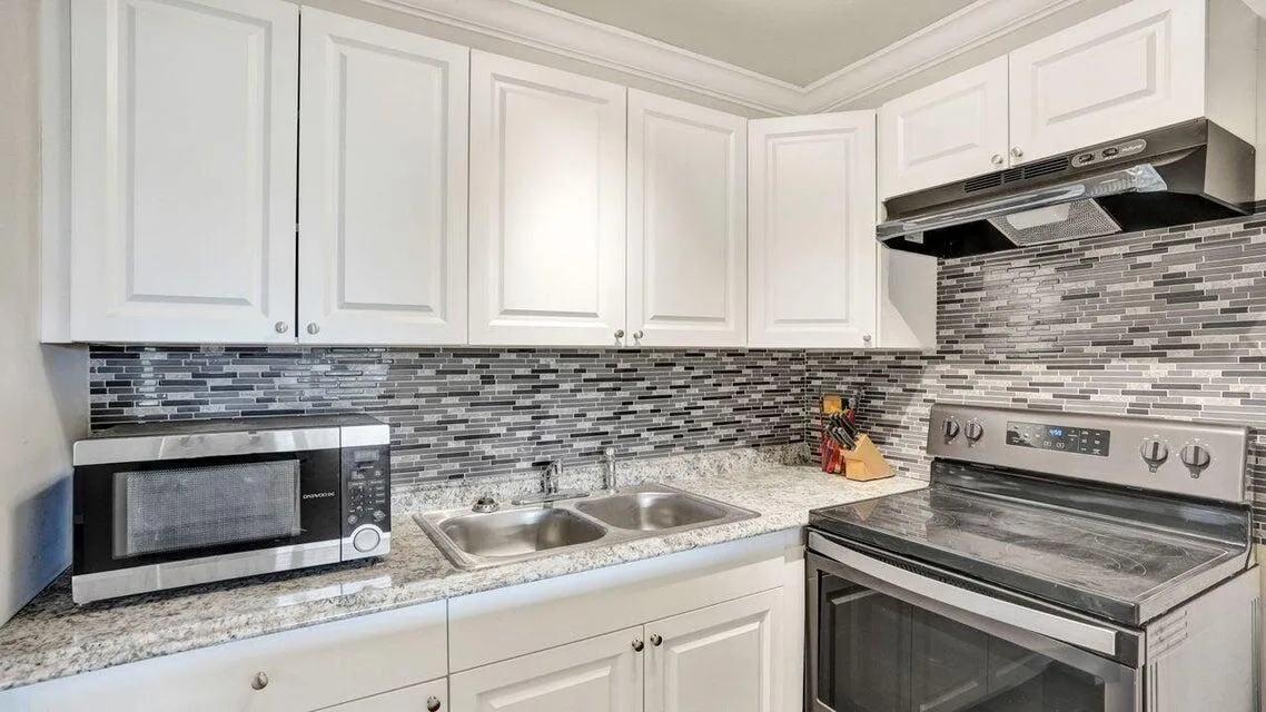 118 Sheffield E, West Palm Beach, FL 33417