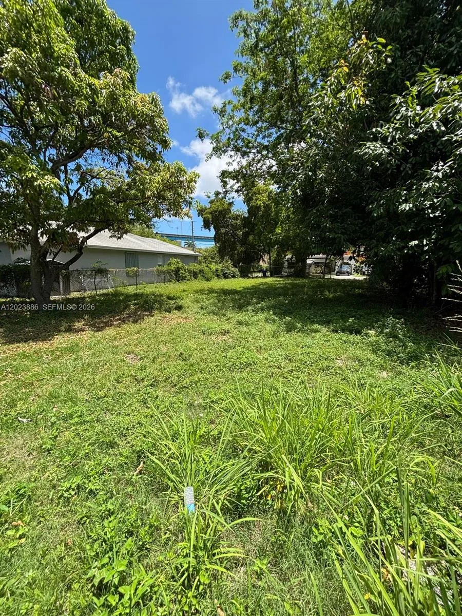 665 NW 43rd St, Miami, FL 33127