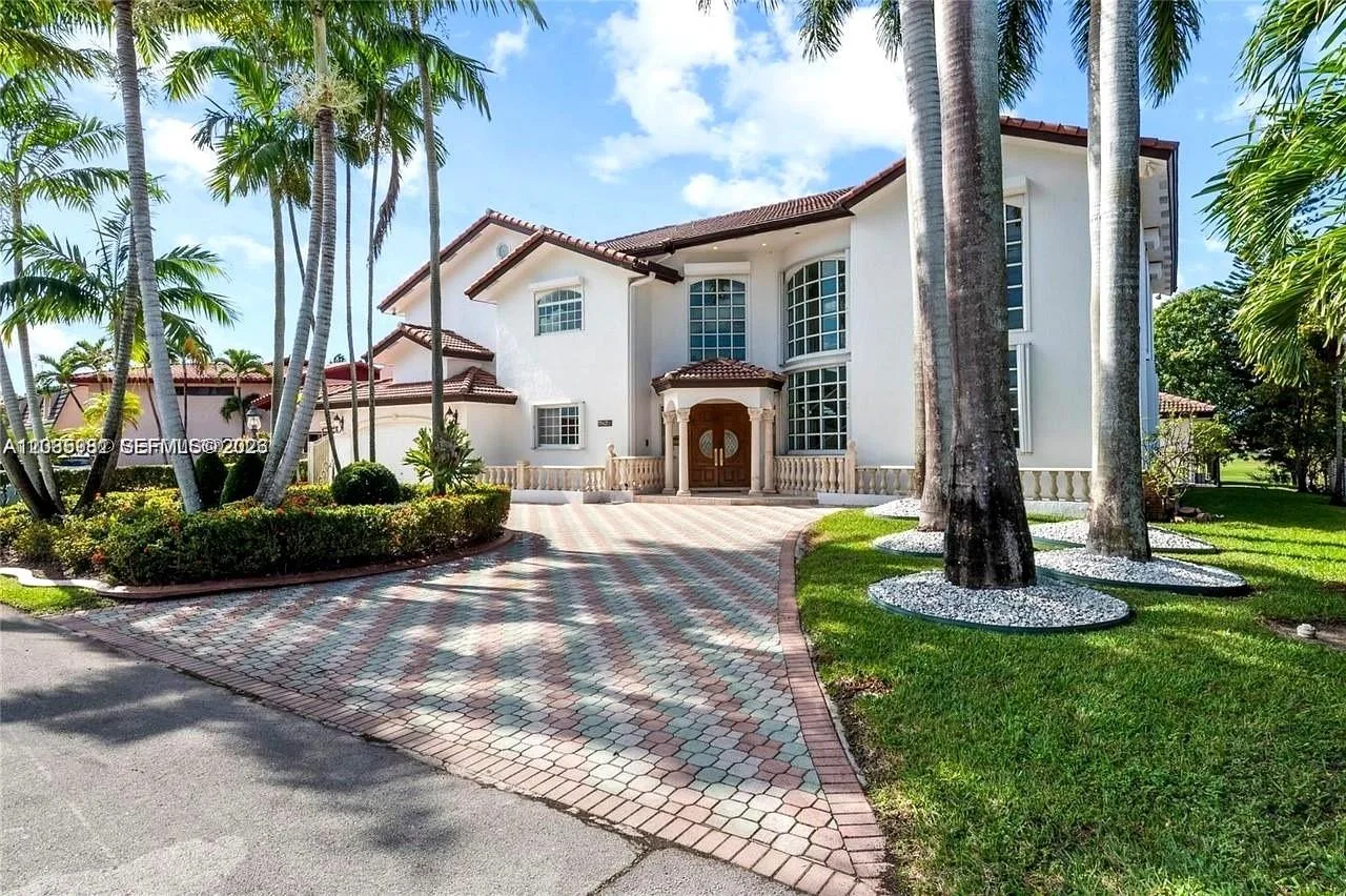 19420 W Saint Andrews Dr, Hialeah, FL 33015