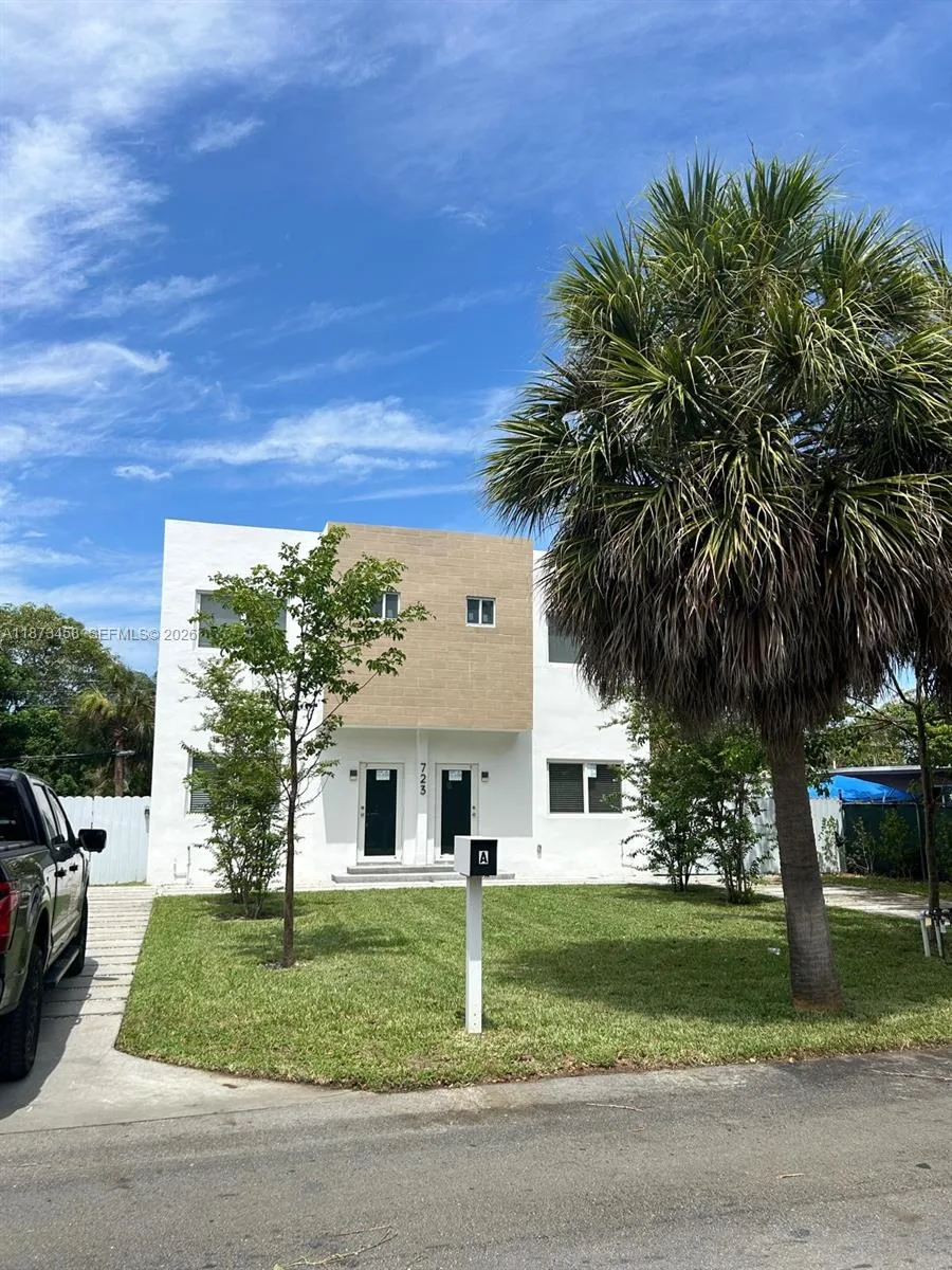 723 NW 19th Ave # B, Fort Lauderdale, FL 33311 photo 2