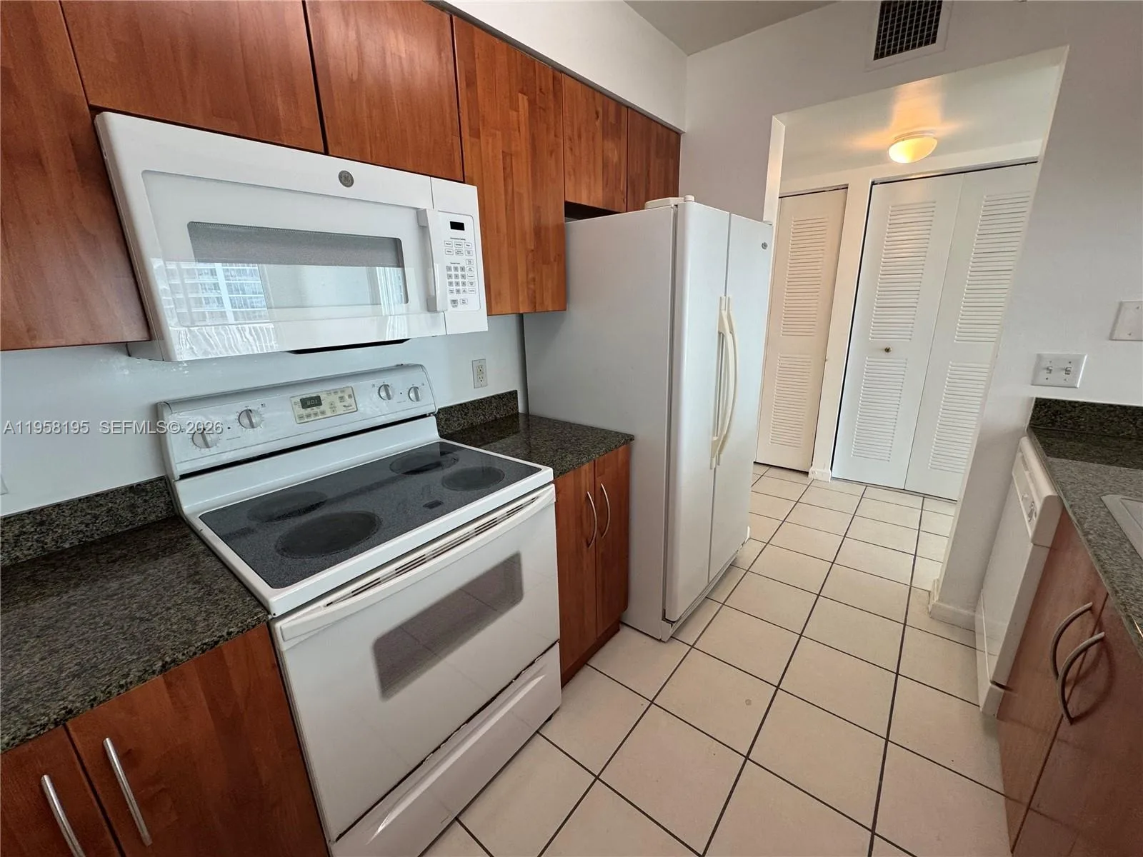 1200 BRICKELL BAY DR # 3405, Miami, FL 33131 photo 3