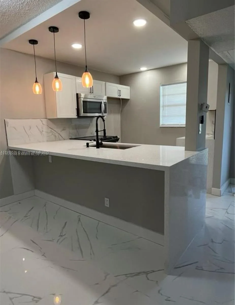 5102 NW 36th St # 605, Lauderdale Lakes, FL 33319