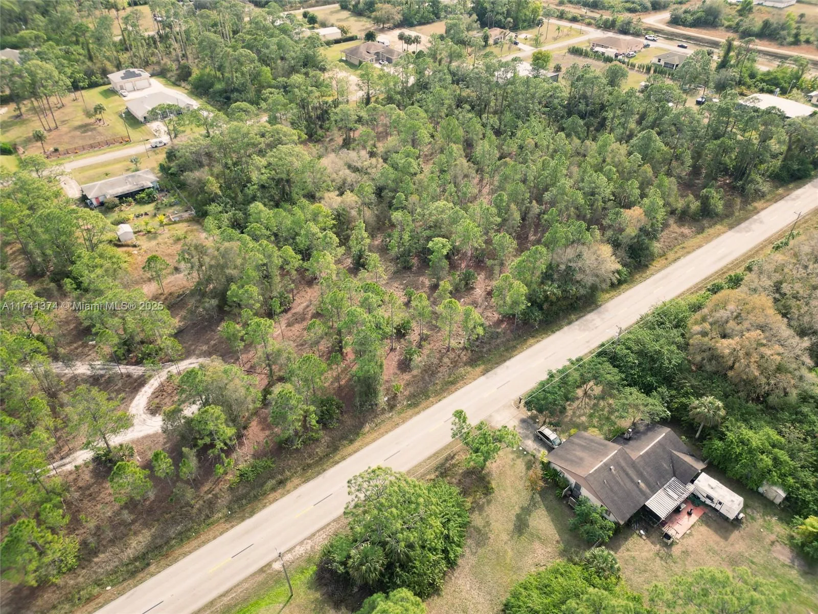 814 WILLIAMS AVE, Lehigh Acres, FL 33972 photo 4