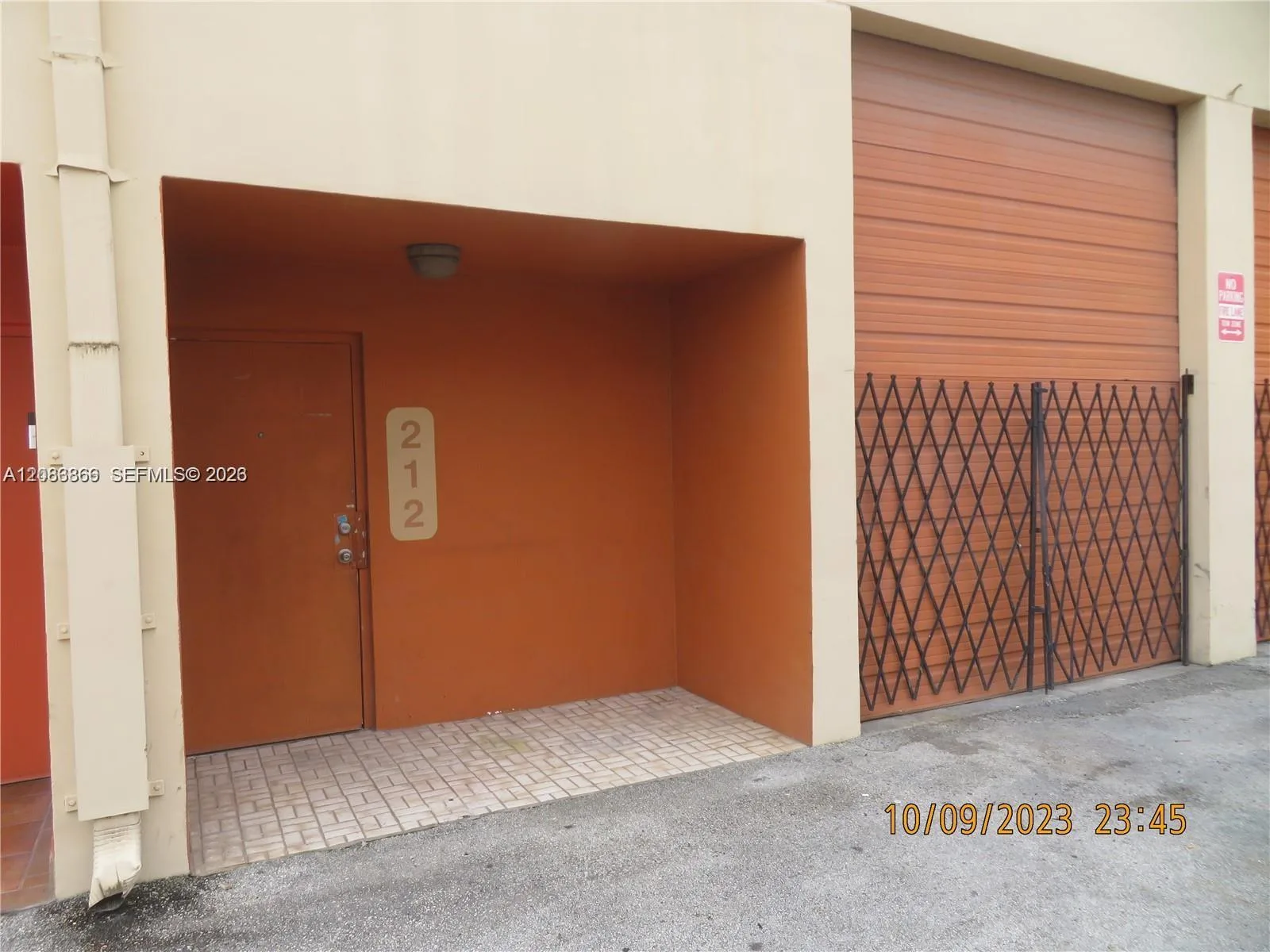 2450 W 82nd St # 212, Hialeah, FL 33016