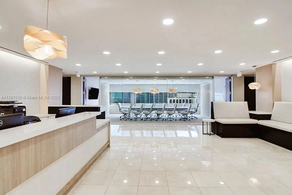 100 SE 2 ST # 2000, Miami, FL 33131 photo 2
