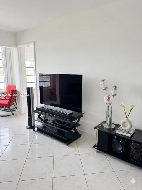 1530 NE 191st St # 305, Miami, FL 33179 photo 4