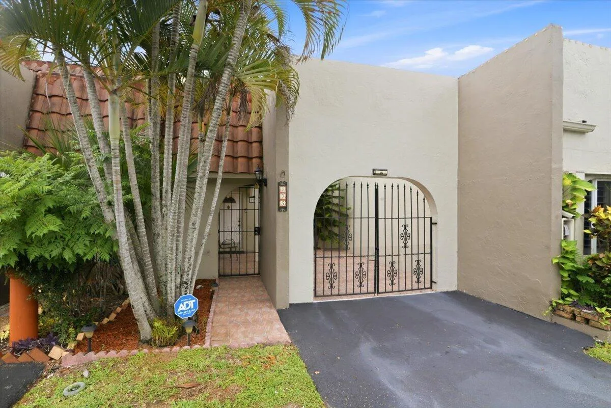 275 Jacaranda Drive, Plantation, FL 33324