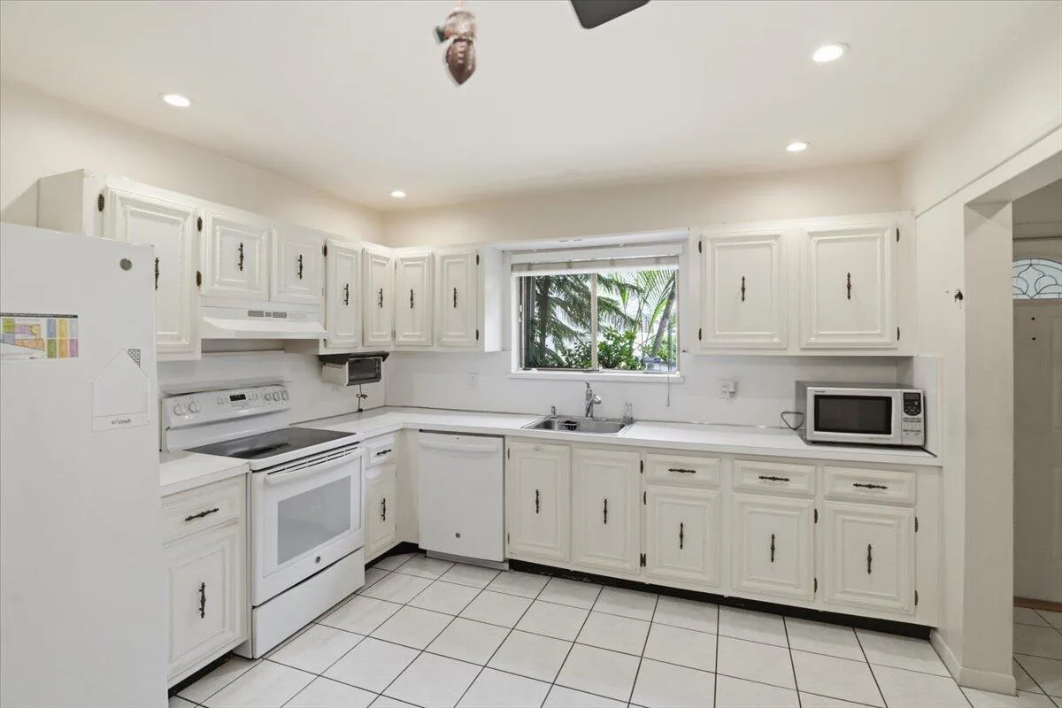 275 Jacaranda Drive, Plantation, FL 33324 photo 11