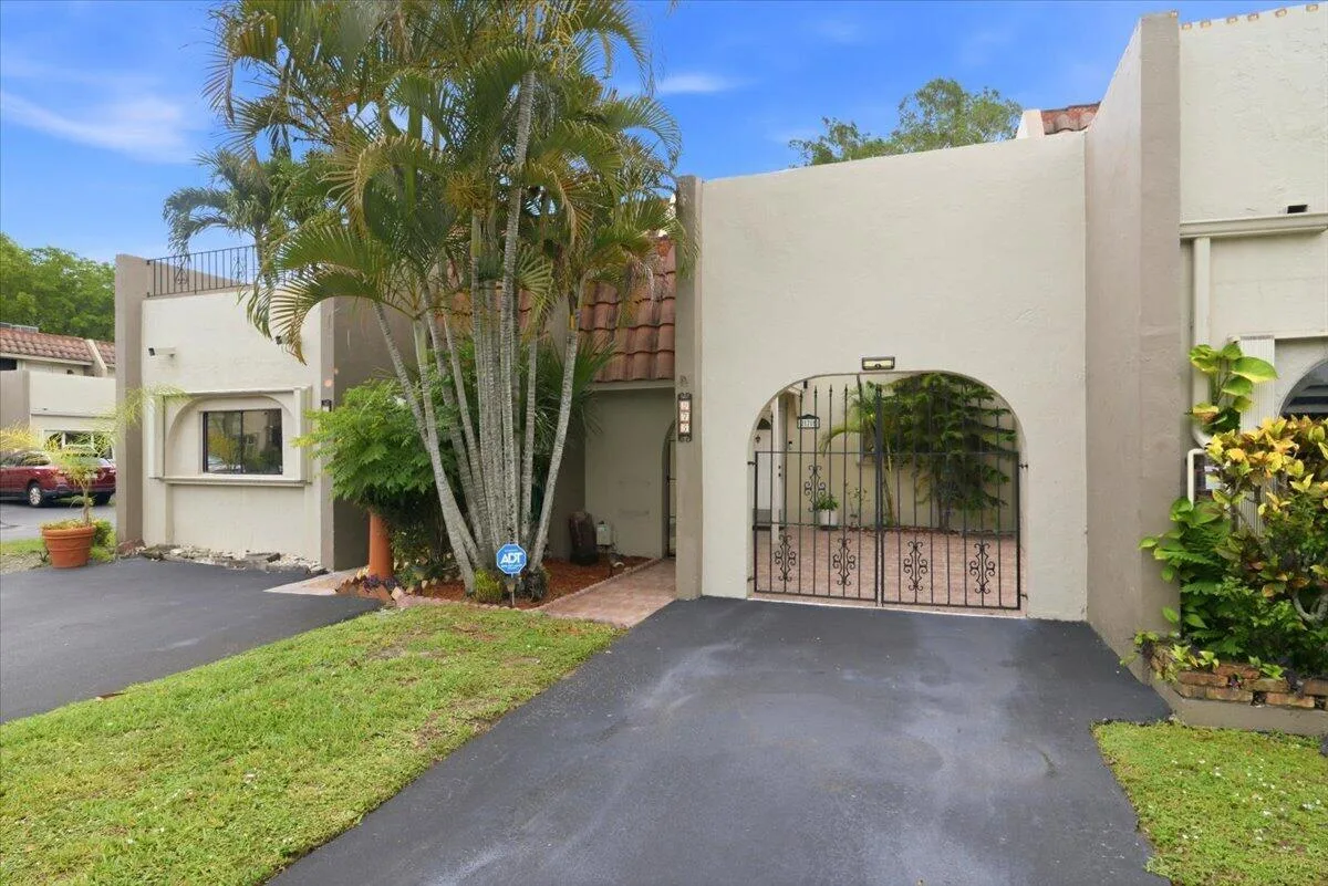 275 Jacaranda Drive, Plantation, FL 33324 photo 2