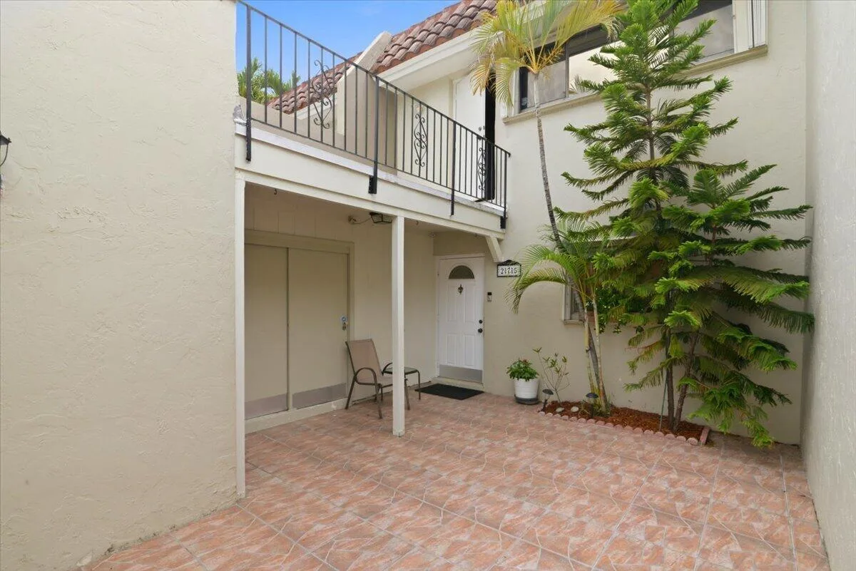275 Jacaranda Drive, Plantation, FL 33324 photo 3