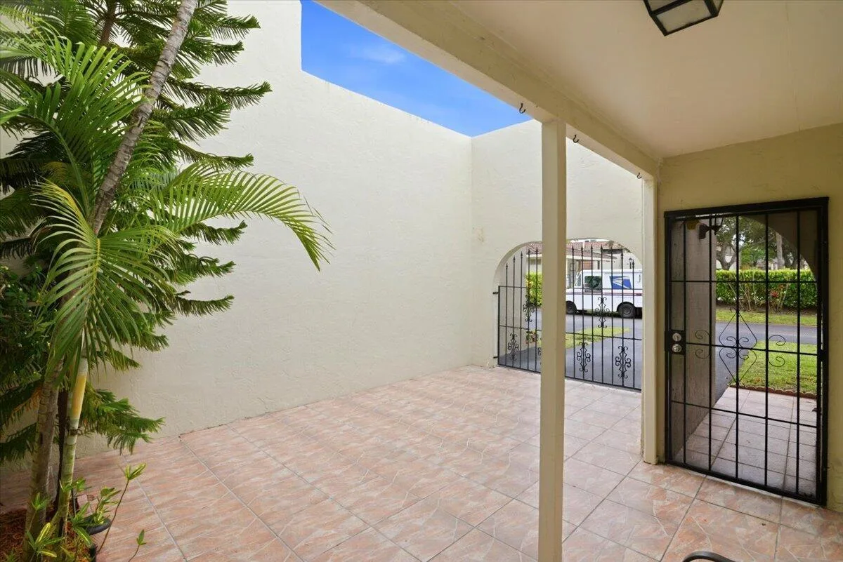 275 Jacaranda Drive, Plantation, FL 33324 photo 5