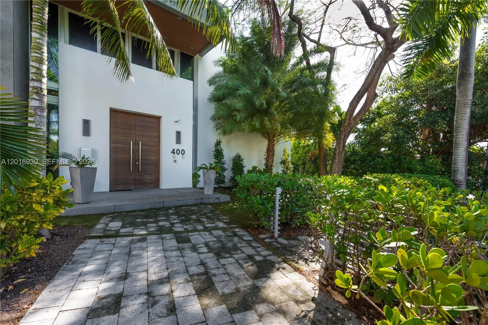 400 Tamarind Dr, Hallandale Beach, FL 33009 photo 2