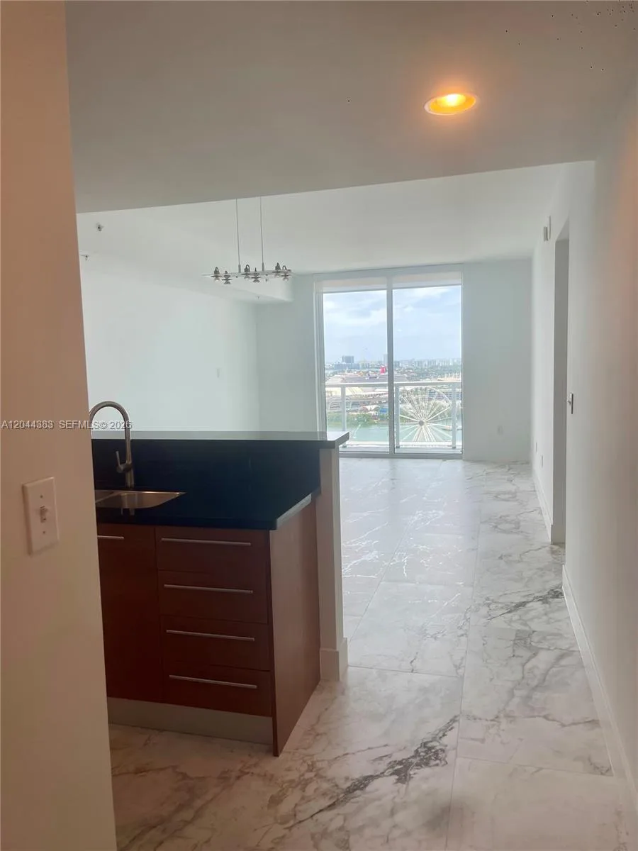 253 NE 2nd St # 2409, Miami, FL 33132 photo 4