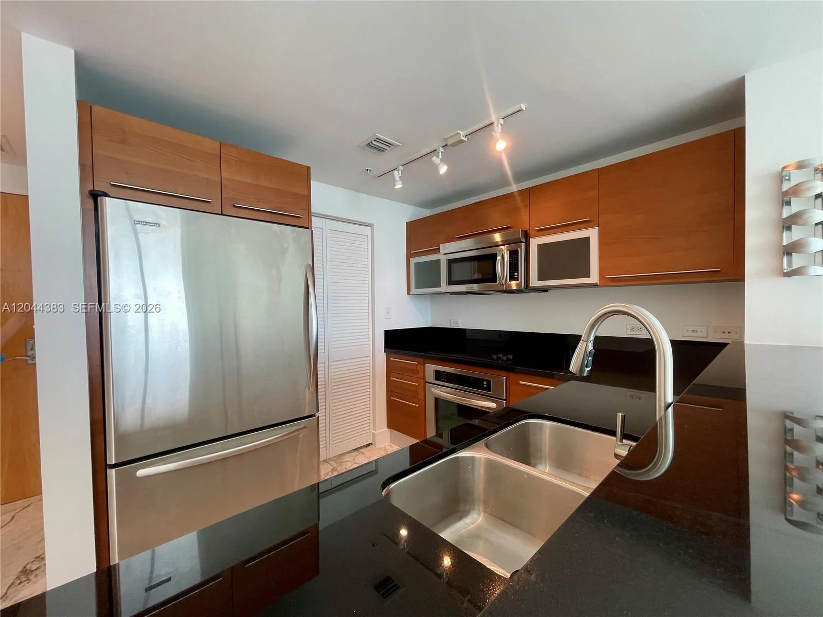 253 NE 2nd St # 2409, Miami, FL 33132 photo 7