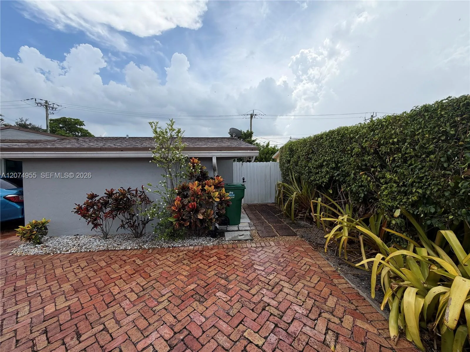 6830 SW 8th St # STUDIO, Pembroke Pines, FL 33023