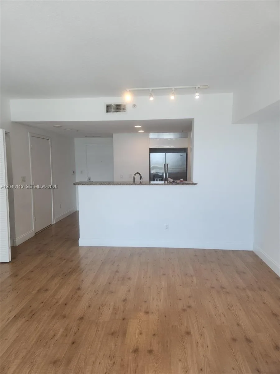 325 S Biscayne Blvd # 1420, Miami, FL 33131 photo 10