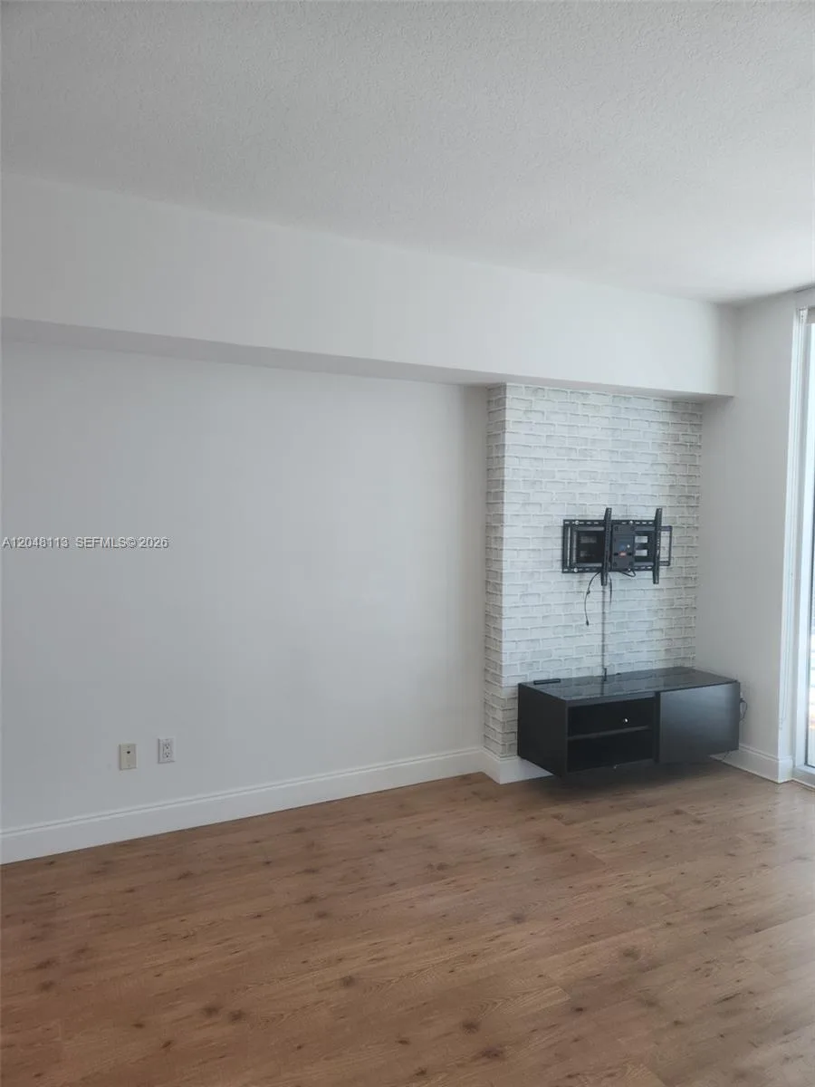 325 S Biscayne Blvd # 1420, Miami, FL 33131 photo 9