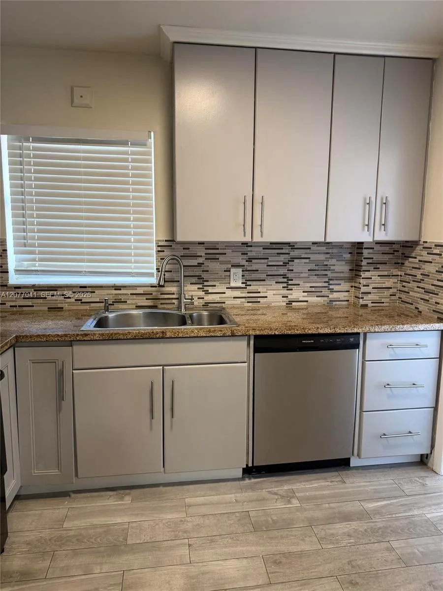 2051 NW 81st Ave # 528, Pembroke Pines, FL 33024 — zdjęcie 3