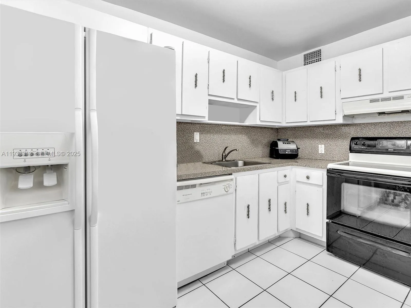 100 Bayview Dr # 1025, Sunny Isles Beach, FL 33160 photo 9