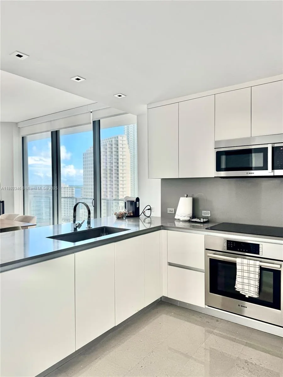 68 SE 6th St # 1501, Miami, FL 33131 photo 4