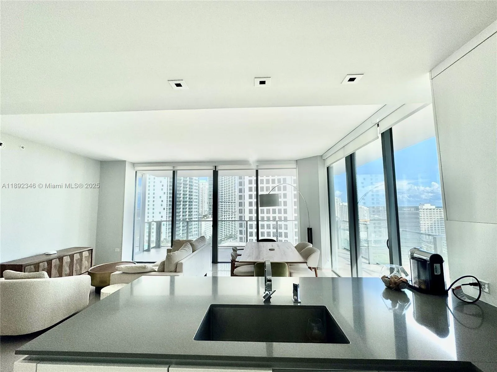 68 SE 6th St # 1501, Miami, FL 33131 photo 6
