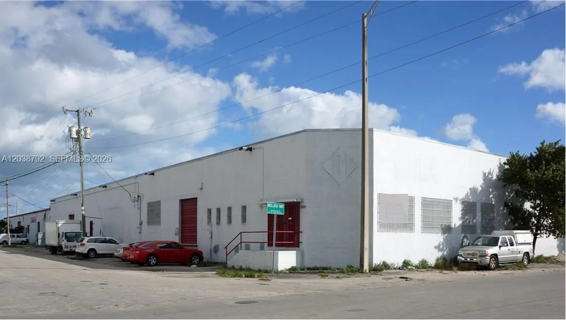3690 NW 52nd St, Hialeah, FL 33142