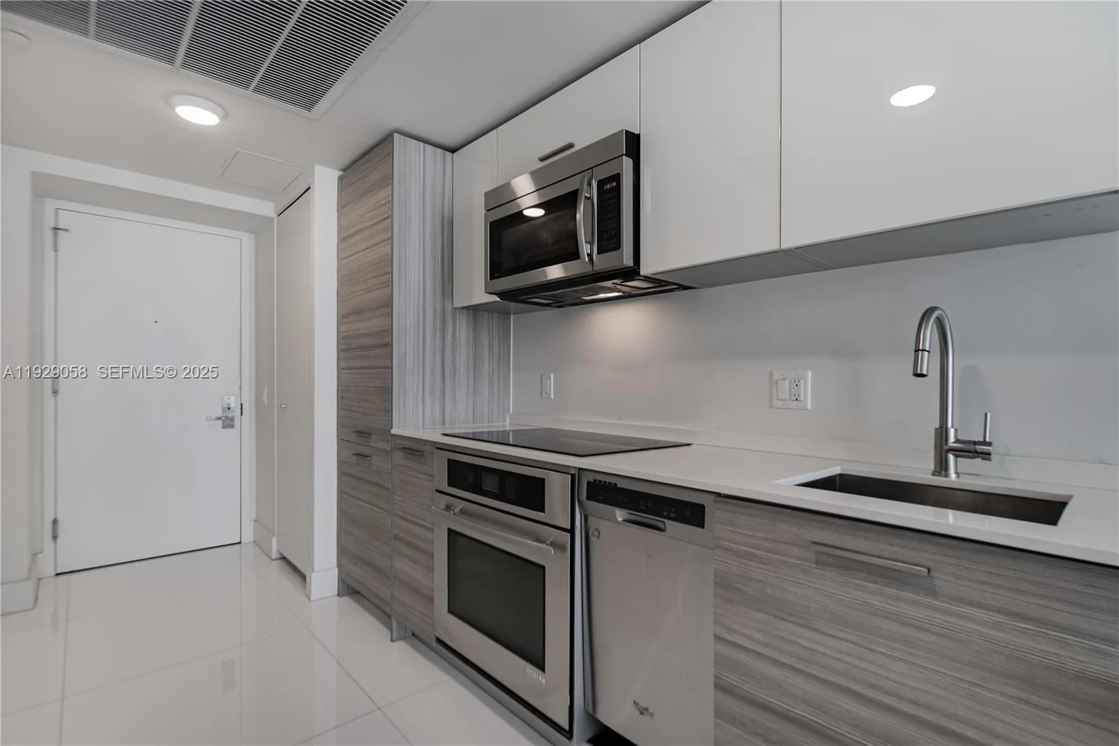 1300 Brickell Bay Dr # 1912, Miami, FL 33131 photo 9