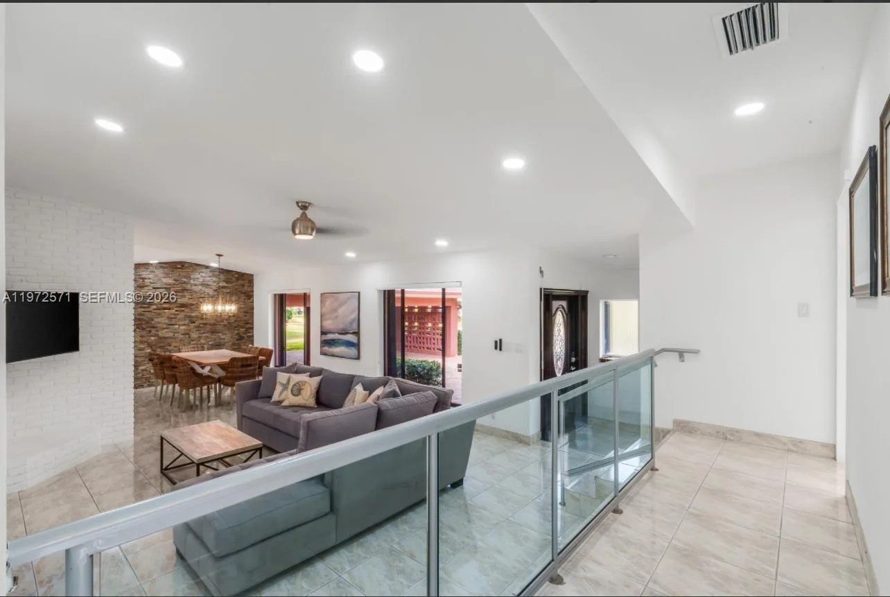 811 N Highland Dr, Hollywood, FL 33021 photo 5