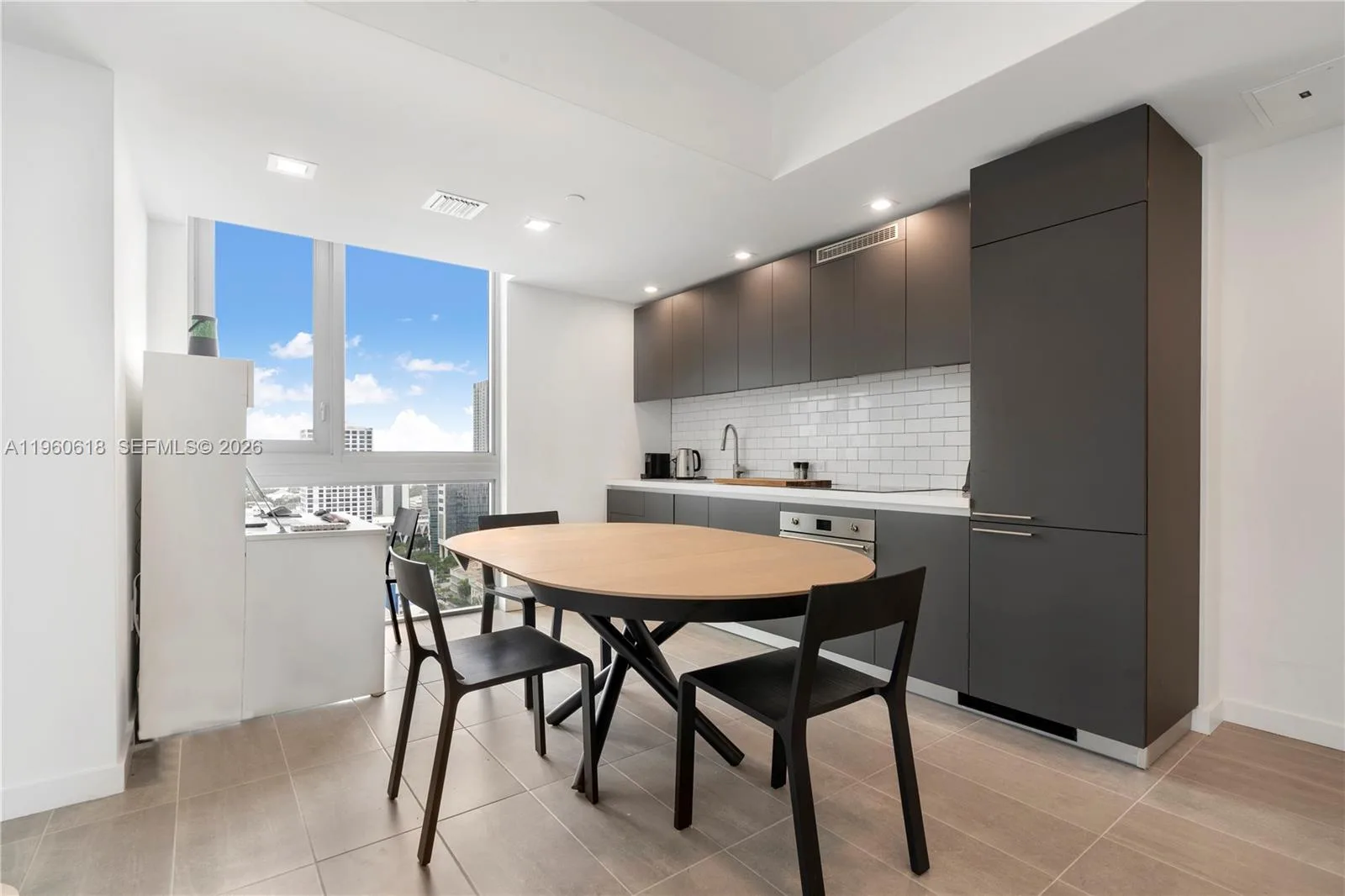 227 NE 2nd St # 2602, Miami, FL 33132 photo 9