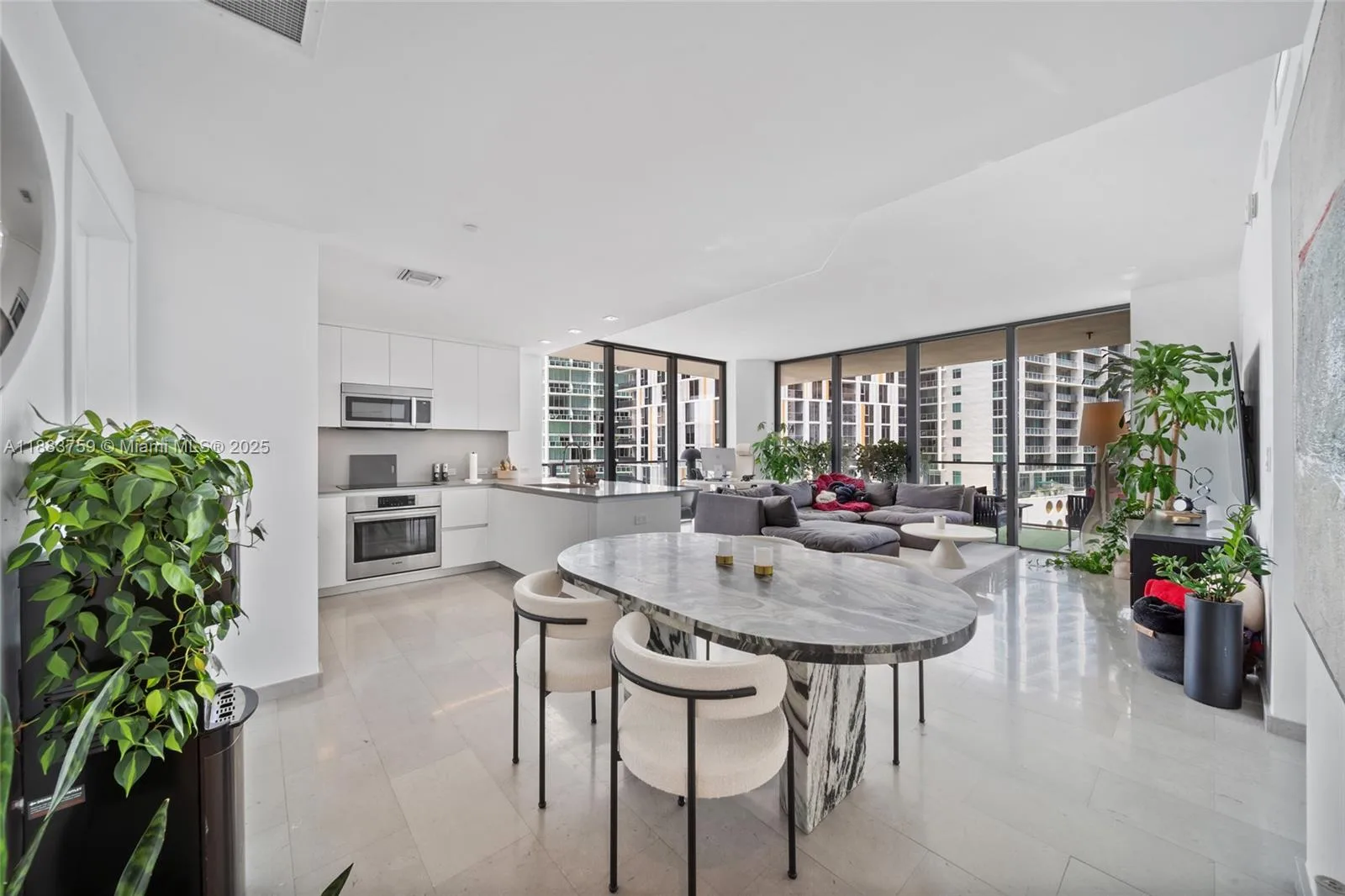 68 SE 6th St # 811, Miami, FL 33131